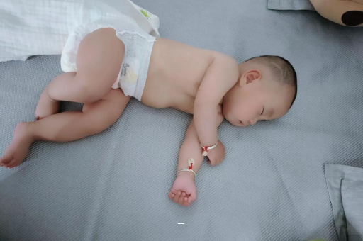 舞钢宝宝脸上有白色斑块 舞钢宝宝脸上有白色斑块